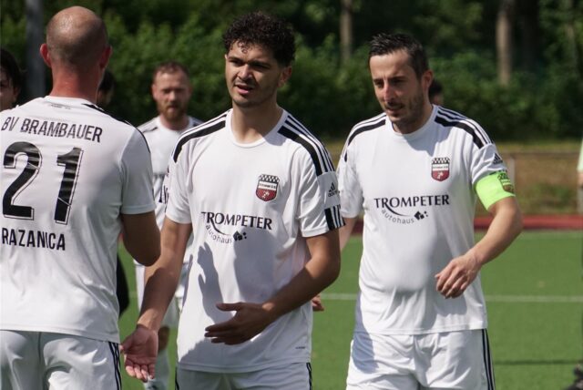 Spieler des BV Brambauer jubeln.