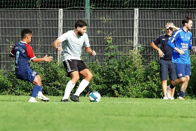 Mert Cagli (in Grau) traf für den VfK sogar zum 1:0, doch danach zerfiel Weddinghofen in seine Einzelteile.