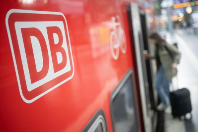 Eine Frau steigt am Hauptbahnhof in einen Regionalexpress ein.