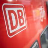 Eine Frau steigt am Hauptbahnhof in einen Regionalexpress ein.