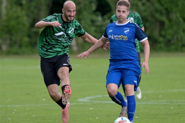 Duell um den Ball.