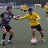 Can Demircan (in gelb SuS Kaiserau) im Duell mit Hakan Oeztürk (SV Wanne).