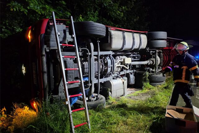 Die Leiter hatte erst die Feuerwehr an die Fahrerkabine gestellt, um Zugang zum Innenraum eines havarierten Lastwagens auf der A44 zu gewinnen. Der schwer beladene Lkw war auf die Seite gekippt.