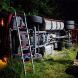 Die Leiter hatte erst die Feuerwehr an die Fahrerkabine gestellt, um Zugang zum Innenraum eines havarierten Lastwagens auf der A44 zu gewinnen. Der schwer beladene Lkw war auf die Seite gekippt.