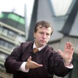 Mirsad Freiberg hat sich nach seinem erfolgreichen Diplom-Studium im Jahr 2007 vor der Universität Bochum im Kung-Fu-Stil ablichten lassen.