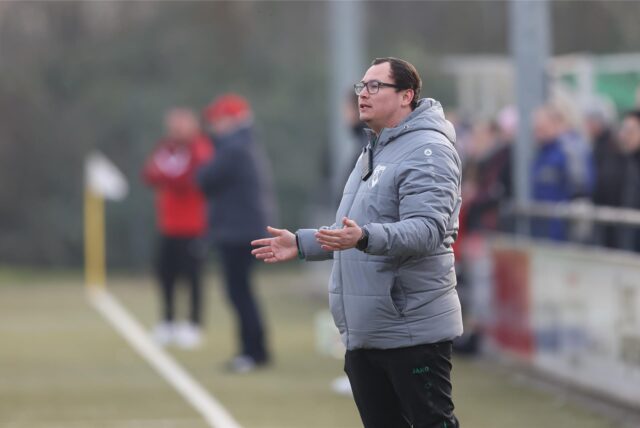 Flemming Neuhaus am Seitenrand.