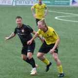 Zwei Fußballspieler im Zweikampf.