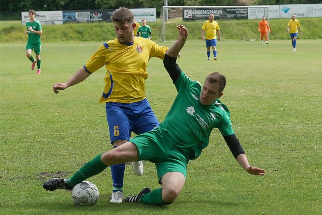 George-Alexandru Chirita (l.) setzte sich mit seinem FC Romania Unita gegen den SuS Oberaden um Kevin Golly durch.