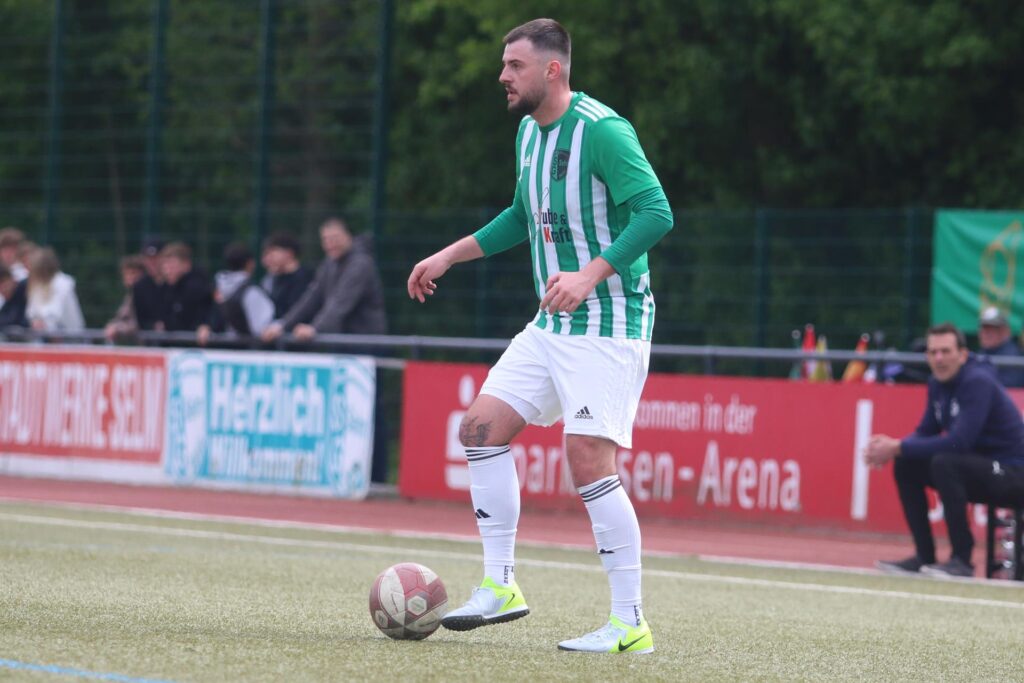 Niklas Neumann von der SG Selm am Ball. Niklas Neumann von der SG Selm am Ball.