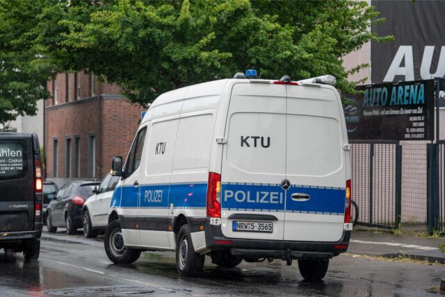 Einsatzwagen der Polizei an der Ahlener Straße in Hamm.