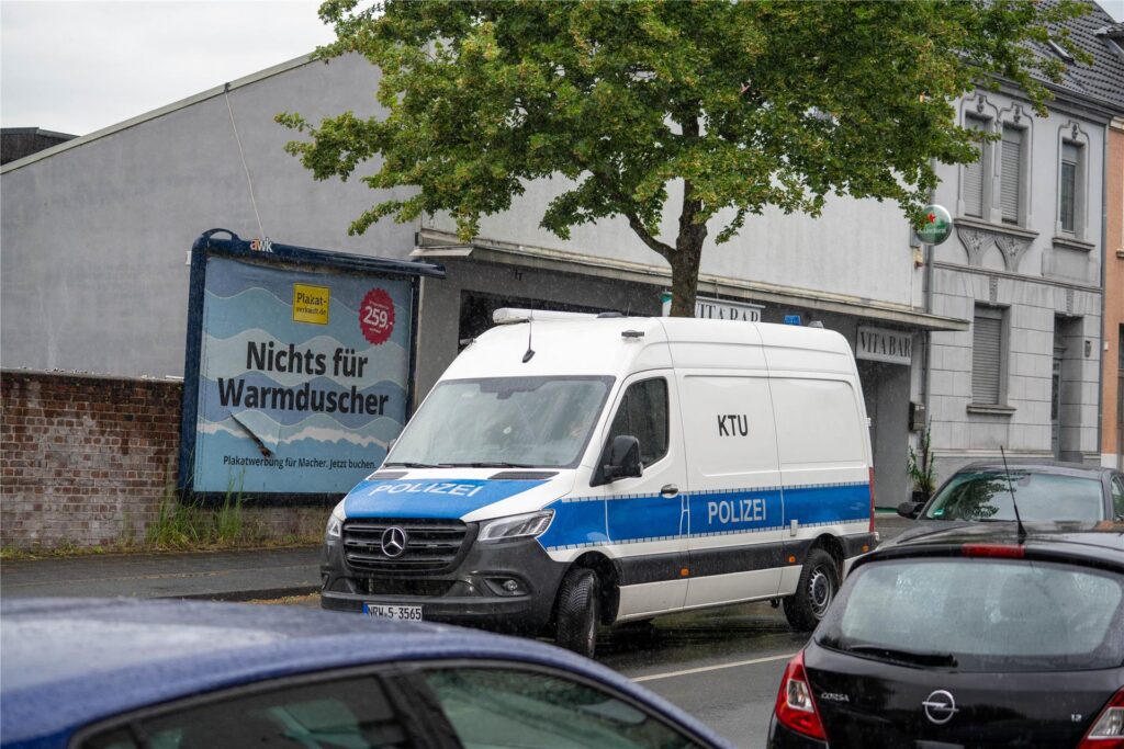 Einsatzwagen der Polizei an der Ahlener Straße in Hamm. Einsatzwagen der Polizei an der Ahlener Straße in Hamm.