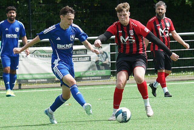 Zwei Fußballspieler spielen den Ball.