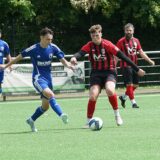 Zwei Fußballspieler spielen den Ball.