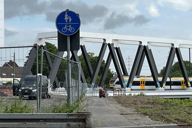 Blick auf den nun geöffneten gemeinsamen Geh- und Radweg, der von der Unnaer Straße zum Massener Kirchweg führt.