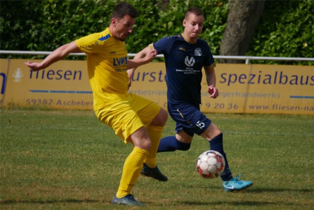 Tim Bröer und Daniel Krüger vom SV Herbern jubeln.