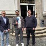 Gregor Beushausen, Stefan Schier und Martin von Braunschweig (v.l.n.r.) stehen vor dem Landgericht Dortmund.