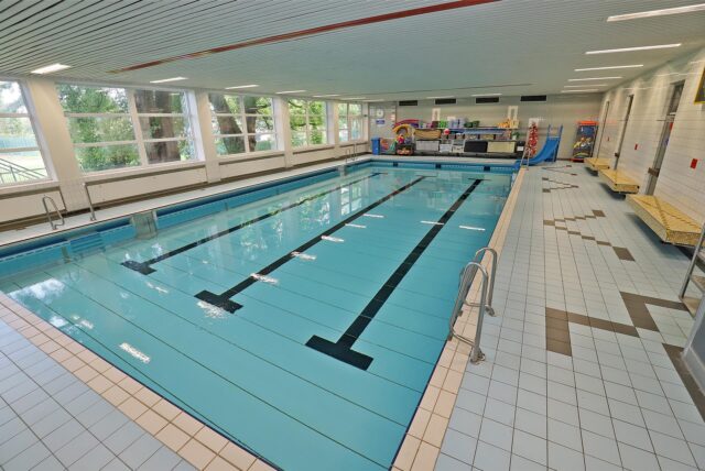 Ein Foto des Massener Hellweg-Schwimmbades aus der Zeit vor der Schließung vor drei Jahren zeigt das Becken, das hie runbewegt auf Schwimmer wartet.
