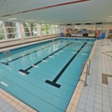 Ein Foto des Massener Hellweg-Schwimmbades aus der Zeit vor der Schließung vor drei Jahren zeigt das Becken, das hie runbewegt auf Schwimmer wartet.