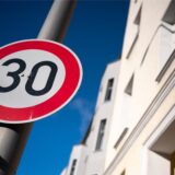 Ein Verkehrsschild weist darauf hin, dass hier nur mit maximal 30 km/h gefahren werden darf.