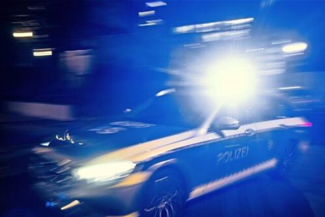 Ein fahrendes Polizei-Auto in der Nacht