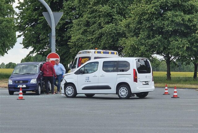 Zwei Autos stehen nach einem Unfall am Zollpost in Kamen an einer Kreuzung.