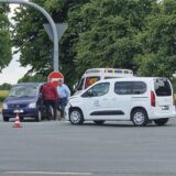 Zwei Autos stehen nach einem Unfall am Zollpost in Kamen an einer Kreuzung.
