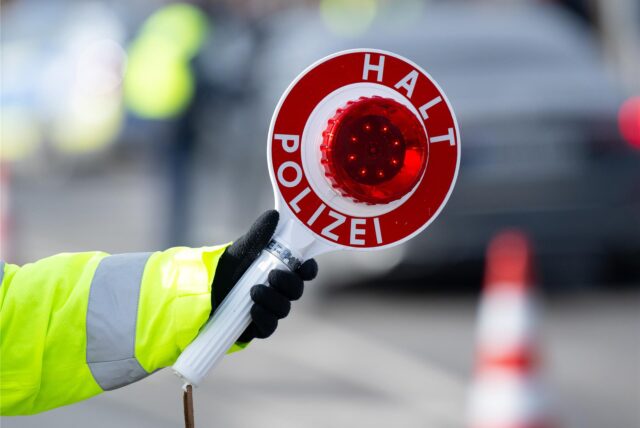 Ein Autofahrer aus Unna überrumpelte die Polizei in Werl mit einer unfassbaren Beichte, als er bei ihr in eine Fahrzeugkontrolle geriet (Symbolbild).
