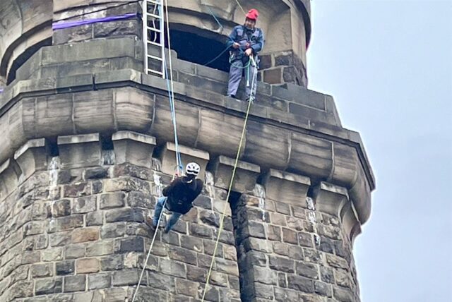 Kletterer seilen sich vom Bismarckturm in Fröndenberg ab.