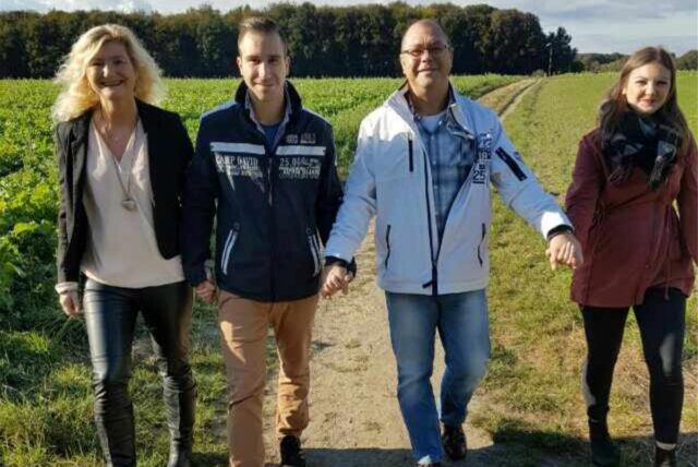 Joachim Peukert (2.v.r) starb im September 2020 im Alter von 55 Jahren. Seine Witwe Carmen (links) und die zwei Kinder sind überzeugt, dass er noch leben könnte.