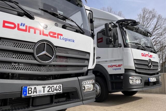 Zwei Lastwagen der Marke Mercedes der Firma Dümler Logistik.