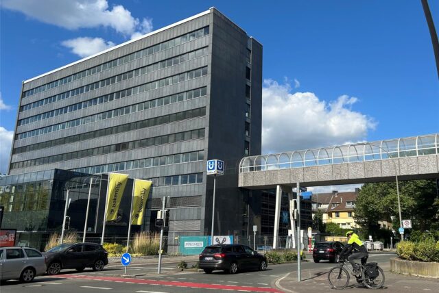 Die Fahnen des neuen Mieters Bakertilly wehen schon vor dem früheren Continentale-Gebäude an der Ruhrallee.