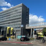 Die Fahnen des neuen Mieters Bakertilly wehen schon vor dem früheren Continentale-Gebäude an der Ruhrallee.