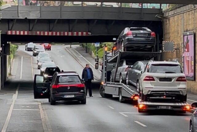 Der Autotransporter setzt zurück, nachdem er mit der Brücke kollidiert ist.