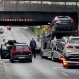 Der Autotransporter setzt zurück, nachdem er mit der Brücke kollidiert ist.