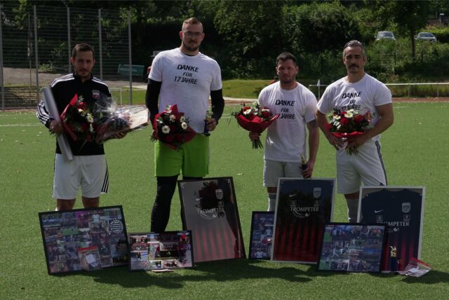 Dennis Köse, Tom Borkowiak, Sören Dvorak und Fatih Gülec präsentieren ihre Abschiedsgeschenke vom BV Brambauer.