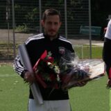 Dennis Köse, Tom Borkowiak, Sören Dvorak und Fatih Gülec präsentieren ihre Abschiedsgeschenke vom BV Brambauer.