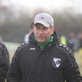 Marco Logemann steht am Spielfeldrand.