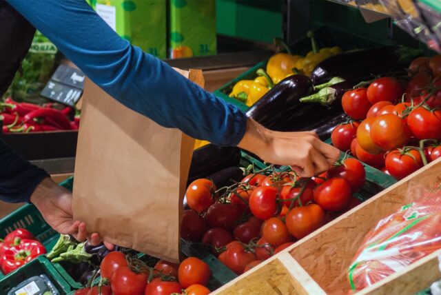 Tomaten in einem Supermarkt an der Gemüsetheke.
