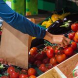Tomaten in einem Supermarkt an der Gemüsetheke.