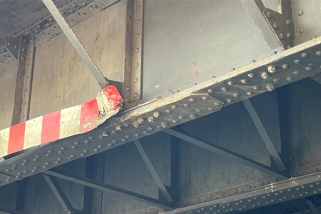 An dieser Stelle rammte der Autotransporter mit seiner Ladung die Brücke.