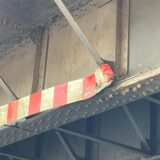An dieser Stelle rammte der Autotransporter mit seiner Ladung die Brücke.