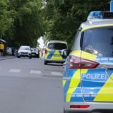 Polizeiwagen stehen auf einer Straße.