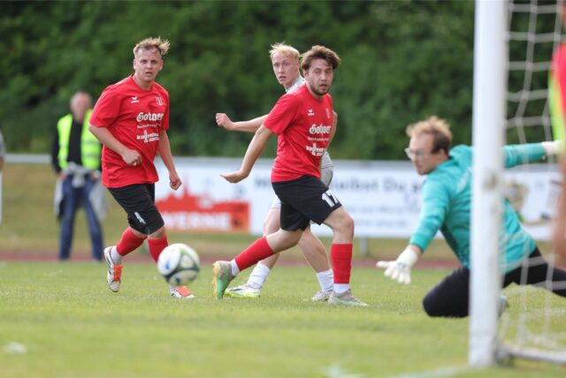 Spieler schauen Ball hinterher.