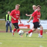 Spieler schauen Ball hinterher.