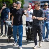 Männer gehen am Vatertag am Maschsee-Nordufer mit ihren Bollerwagen entlang.