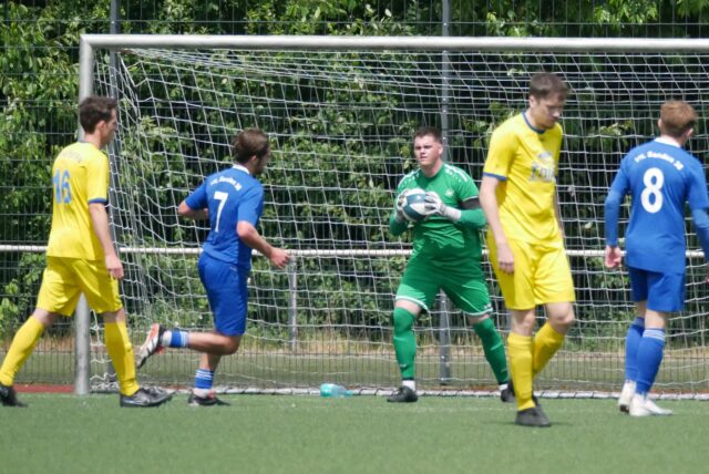 SV Herberns Torhüter Levi Kindermann hält den Ball.