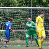 SV Herberns Torhüter Levi Kindermann hält den Ball.
