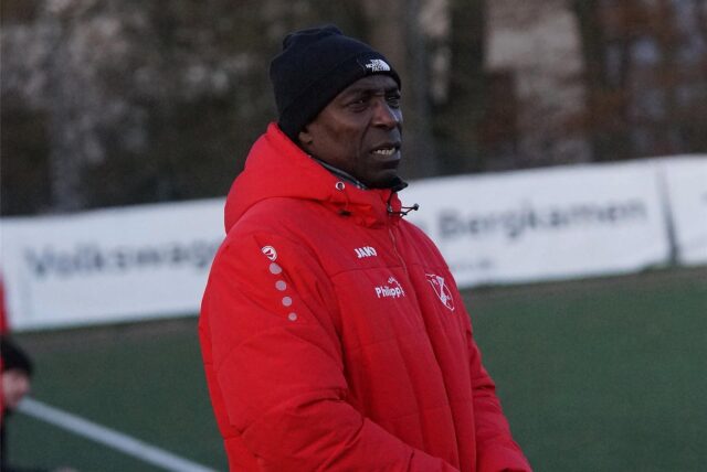 Marlon van der Sander beobachtet ein Spiel.