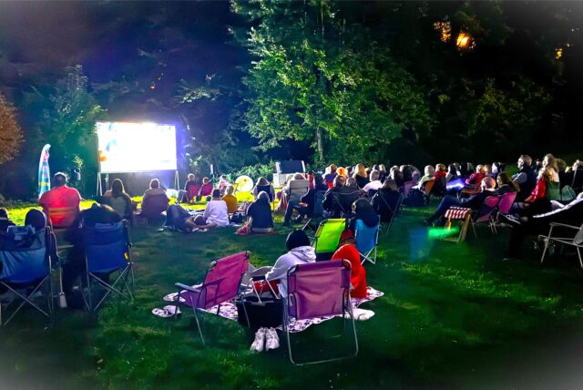 Menschen im Open Air Kino