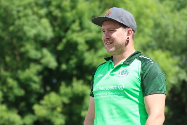 Daniel Pilzecker schaut aufs Spielfeld.
